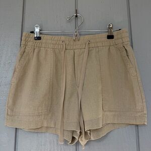 Gap 55% Linen khaki Tan Women's Shorts with pockets like new size small